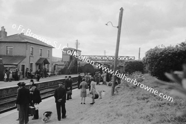 WARTIME WAITING,CROWDING